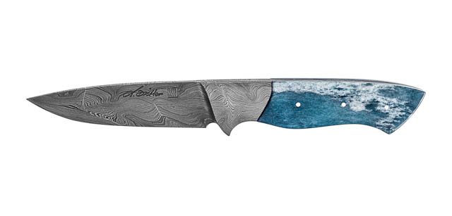 Jagd- und Freizeitmesser 04
Klinge: Mosaikdamast halbintegral
Griff: Kamelknochen (blau stabilisiert) mit 925er Silbernieten