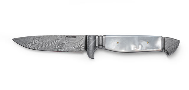 Jagdnicker mit Perlmutt
Klinge: Torsionsdamast, vollintegral
Griff: Perlmutt mit 24ct Goldnieten
Scheide: Rindsleder mit Mundblech aus Monostahl