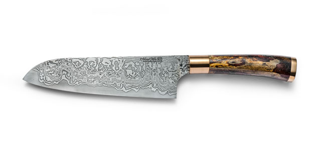 Kochmesser Santoku
Klinge: 120 Lagen wilder Damaszenerstahl pro Seite mit Schneidlage 
Griff: Urpferdknochen mit Bronzeabschluss